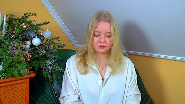 Snapshot of EmilyEvanse chatting on 12.14.25 EmilyEvanse online show from 12.14.25