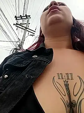 Snapshot of Vayoleth_0-2 chatting on 12.17.25 Vayoleth 0-2 online show from 12.17.25