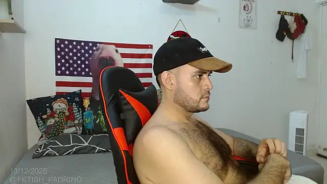 Snapshot of holegape chatting on 12.14.25 holegape online show from 12.14.25