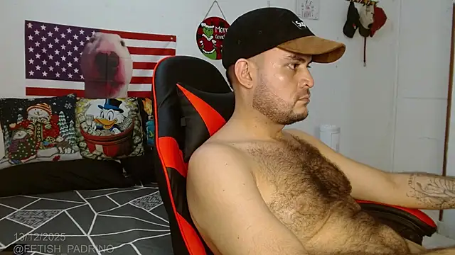 Snapshot of holegape chatting on 12.14.25 holegape online show from 12.14.25