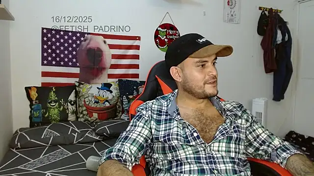 Snapshot of holegape chatting on 12.17.25 holegape online show from 12.17.25