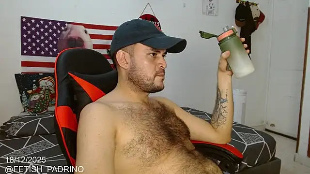 Snapshot of holegape chatting on 12.18.25 holegape online show from 12.18.25