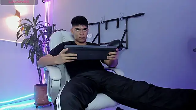 Snapshot of Paul_27_ chatting on 11.26.25 Paul 27 online show from 11.26.25