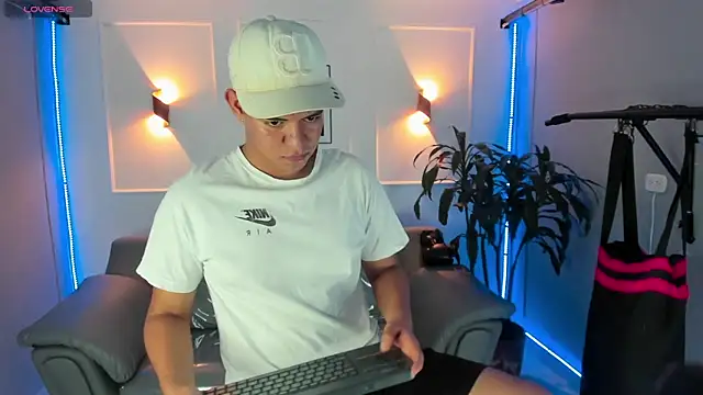 Snapshot of Paul_27_ chatting on 11.30.25 Paul 27 online show from 11.30.25