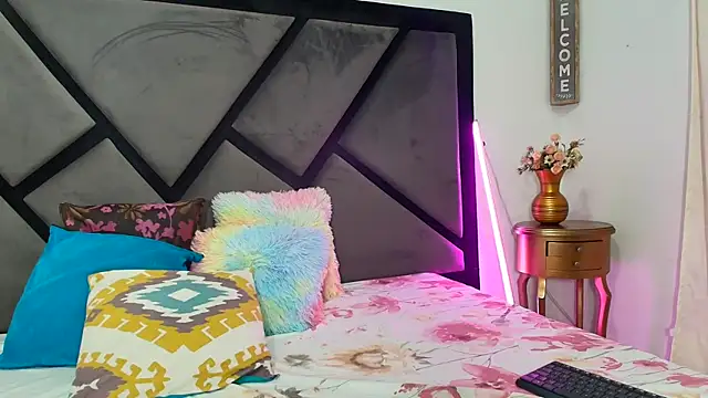 Snapshot of TashaNaughty4u chatting on 12.04.25 TashaNaughty4u online show from 12.04.25