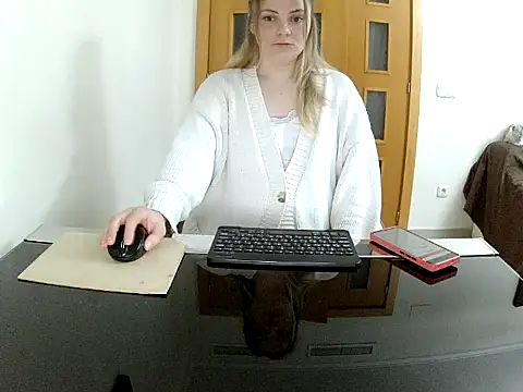 Snapshot of Adelyxveex chatting on 11.29.25 Adelyxveex online show from 11.29.25