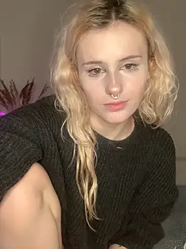 Snapshot of MilaElin chatting on 12.04.25 MilaElin online show from 12.04.25