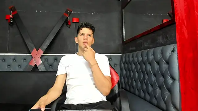 Snapshot of Erick_white chatting on 12.16.25 Erick white online show from 12.16.25