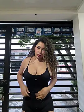 Snapshot of VictoriaaRose chatting on 11.26.25 VictoriaaRose online show from 11.26.25