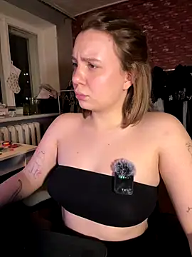 Snapshot of Annahylio chatting on 11.30.25 Annahylio online show from 11.30.25