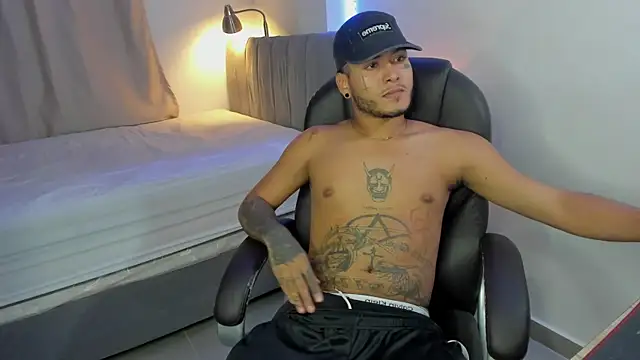 Snapshot of master_evil07 chatting on 11.28.25 master evil07 online show from 11.28.25