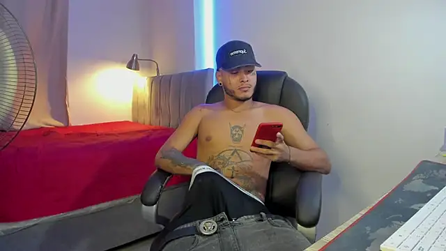 Snapshot of master_evil07 chatting on 12.03.25 master evil07 online show from 12.03.25