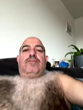 Snapshot of Laufla chatting on 12.20.25 Laufla online show from 12.20.25