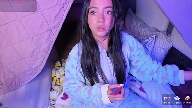 Snapshot of Laraa_Rouss_ chatting on 12.03.25 Laraa Rouss online show from 12.03.25