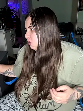 Snapshot of MariasV chatting on 12.13.25 MariasV online show from 12.13.25