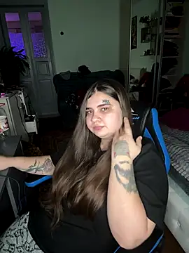 Snapshot of MariasV chatting on 12.14.25 MariasV online show from 12.14.25