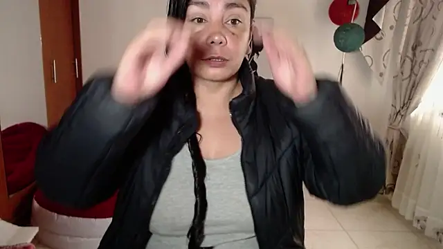 Snapshot of vivian-milf chatting on 12.04.25 vivian-milf online show from 12.04.25