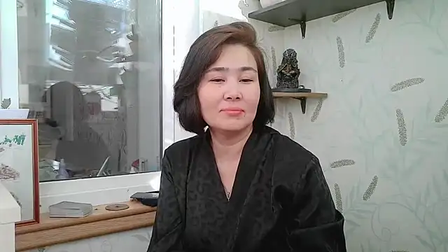 Snapshot of Nettie_Allie chatting on 12.15.25 Nettie Allie online show from 12.15.25