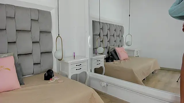 Snapshot of gaby_smit__ chatting on 12.15.25 gaby smit online show from 12.15.25