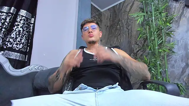 Snapshot of ArturFrostt chatting on 12.05.25 ArturFrostt online show from 12.05.25