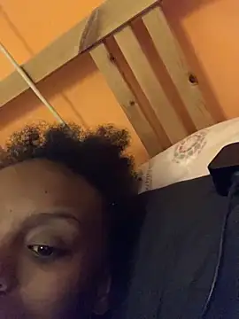 Snapshot of ___Hannah___ chatting on 11.27.25 Hannah online show from 11.27.25