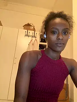 Snapshot of ___Hannah___ chatting on 11.28.25 Hannah online show from 11.28.25