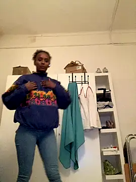 Snapshot of ___Hannah___ chatting on 11.30.25 Hannah online show from 11.30.25