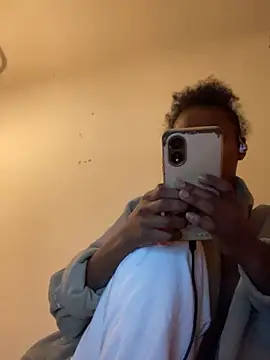 Snapshot of ___Hannah___ chatting on 12.01.25 Hannah online show from 12.01.25