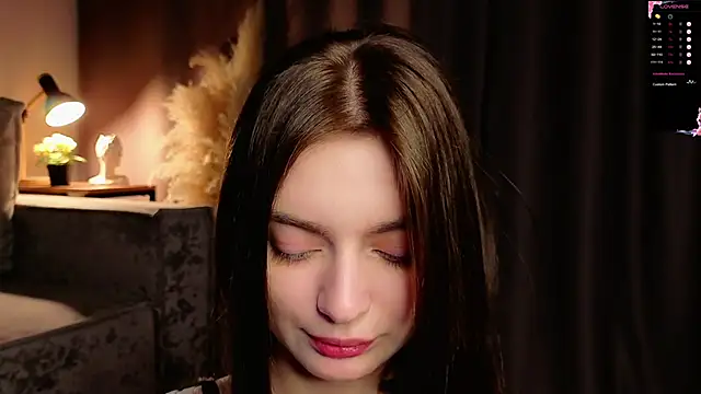 Snapshot of Sara_Kinsly chatting on 12.14.25 Sara Kinsly online show from 12.14.25