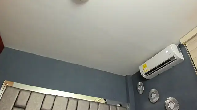 IsaSantoDomingo online show from 12.13.25