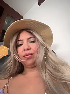 IsaSantoDomingo online show from 12.15.25