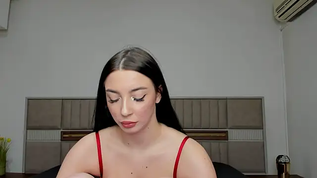 Snapshot of SaraElisse chatting on 12.14.25 SaraElisse online show from 12.14.25