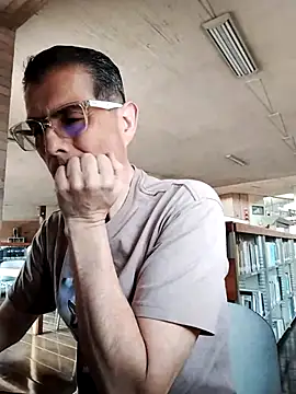 Snapshot of Fuegosutil chatting on 12.05.25 Fuegosutil online show from 12.05.25