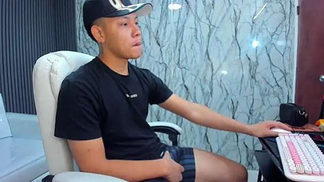 Snapshot of marcus_20 chatting on 11.30.25 marcus 20 online show from 11.30.25