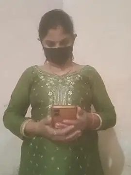 Snapshot of Pooja_bhabhi00 chatting on 12.04.25 Pooja bhabhi00 online show from 12.04.25