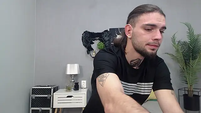 Snapshot of KaneHunter chatting on 12.04.25 KaneHunter online show from 12.04.25