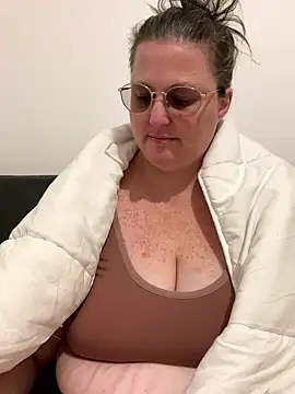 Snapshot of bea_french_curvy chatting on 01.13.26 bea french curvy online show from 01.13.26