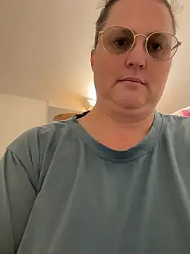 Snapshot of bea_french_curvy chatting on 02.01.26 bea french curvy online show from 02.01.26