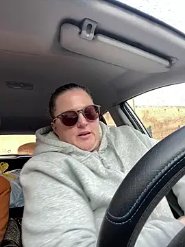 Snapshot of bea_french_curvy chatting on 02.10.26 bea french curvy online show from 02.10.26