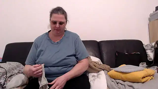 Snapshot of bea_french_curvy chatting on 02.10.26 bea french curvy online show from 02.10.26