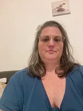 Snapshot of bea_french_curvy chatting on 02.25.26 bea french curvy online show from 02.25.26