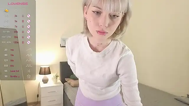 Snapshot of ember_graws chatting on 12.04.25 ember graws online show from 12.04.25