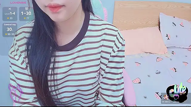 Snapshot of Jii-Soo chatting on 11.29.25 Jii-Soo online show from 11.29.25