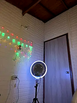 Snapshot of RosseBella_ chatting on 12.05.25 RosseBella online show from 12.05.25