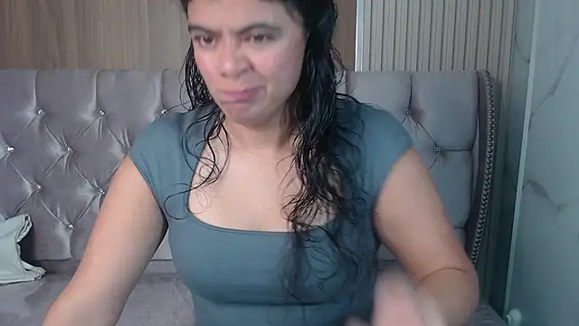 Snapshot of Evangeline_b chatting on 12.05.25 Evangeline b online show from 12.05.25