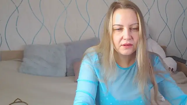 Snapshot of KissKsy chatting on 12.16.25 KissKsy online show from 12.16.25