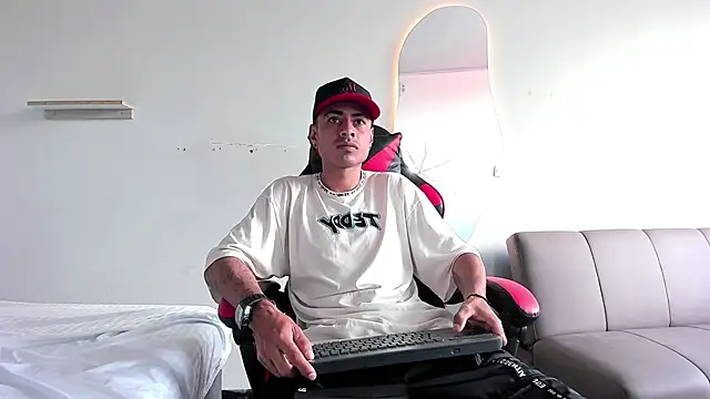 Snapshot of MatthewCullen chatting on 12.04.25 MatthewCullen online show from 12.04.25