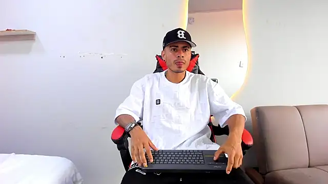 Snapshot of MatthewCullen chatting on 12.14.25 MatthewCullen online show from 12.14.25