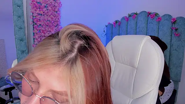 Snapshot of Ash_20_ chatting on 12.05.25 Ash 20 online show from 12.05.25