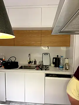 Snapshot of madlynginger chatting on 12.20.25 madlynginger online show from 12.20.25